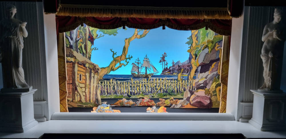 Scene fra forestillingen Skatte&oslash;en. Blokhuset efter kamp med piraterne