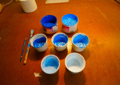 De 7 nuancer af blå klar i bøtter